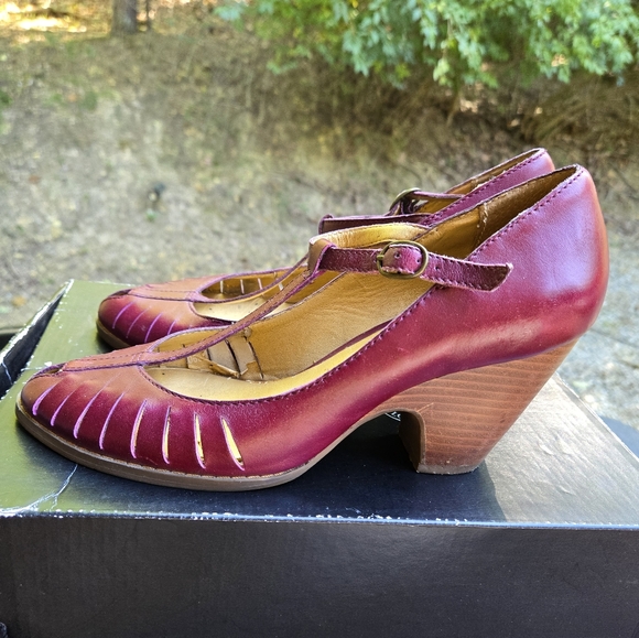 Seychelles Plum Leather Duchess T-strap buckle shoes size 8 - Picture 8 of 9